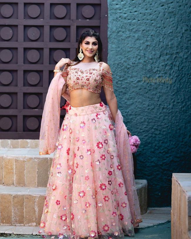 Staggering Poses of Yashikaaannand